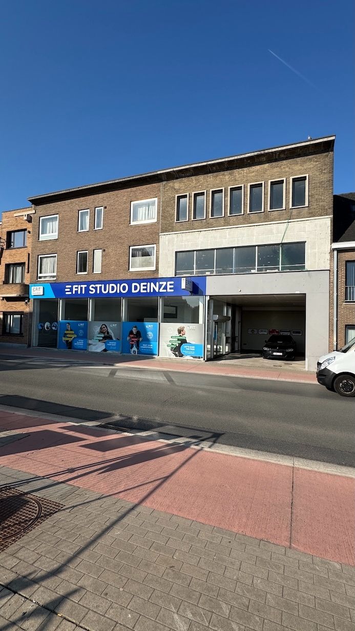 Gebouw voor gemengd gebruik bestaande uit commerciële ruimte (showroom of kantoren) met aansluitend grote loods en 4 appartementen waarvan 2 in casco staat. Vele mogelijkheden: zowel commercieel als kantoren. foto 2