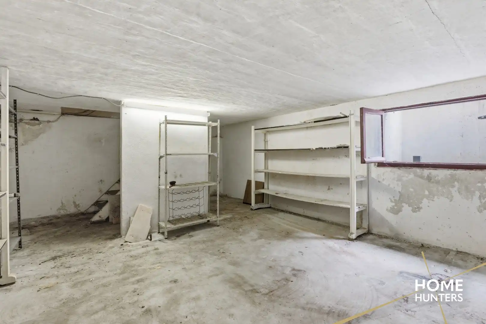 Halfopen te renoveren woning met 4 slaapkamers, ruime tuin en garage op gunstige locatie te Ieper foto 10