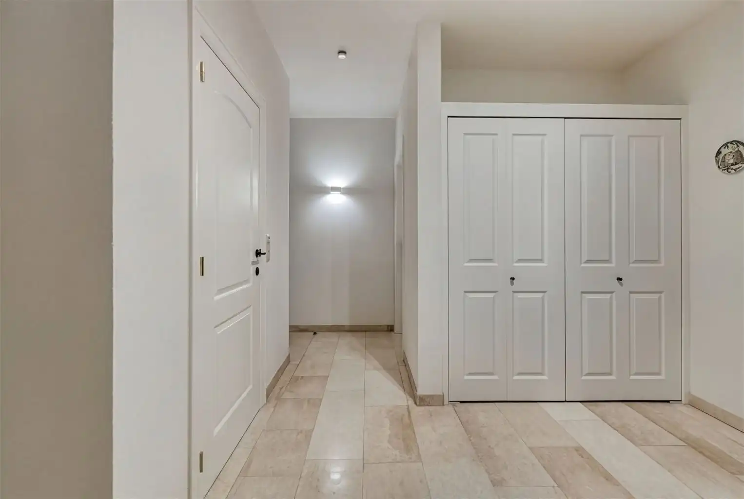 Prachtig, uitzonderlijk ruim appartement met 2 slaapkamers, 2 terrassen en inpandige garagebox, gelegen nabij het centrum van Maaseik. foto 20