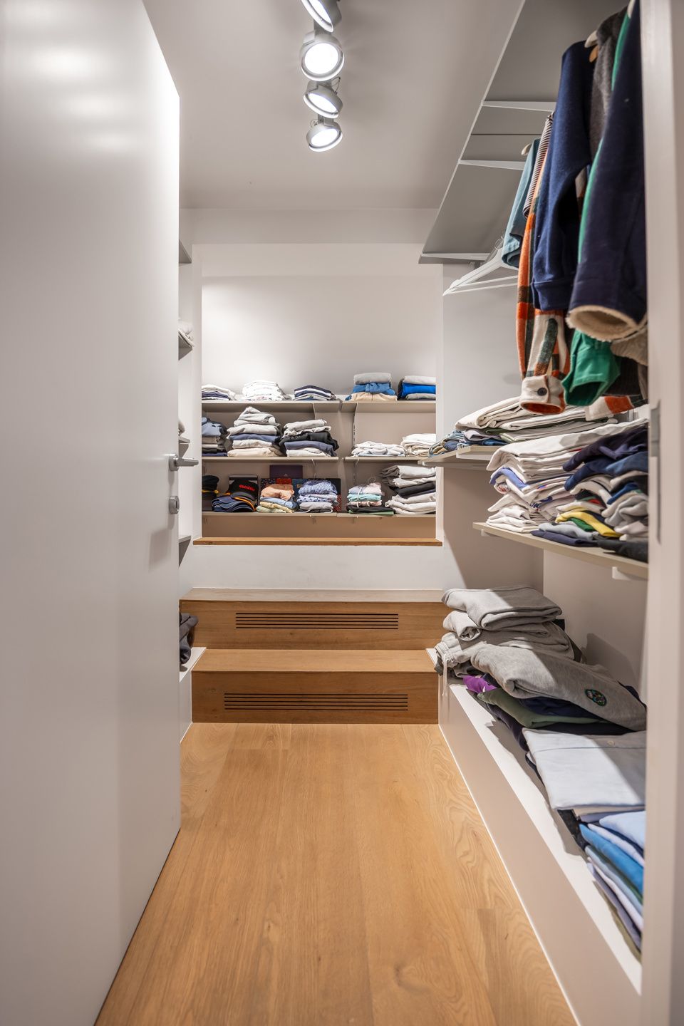 Karakterwoning met brutalistische gevel  in Hof ter Linden foto 22