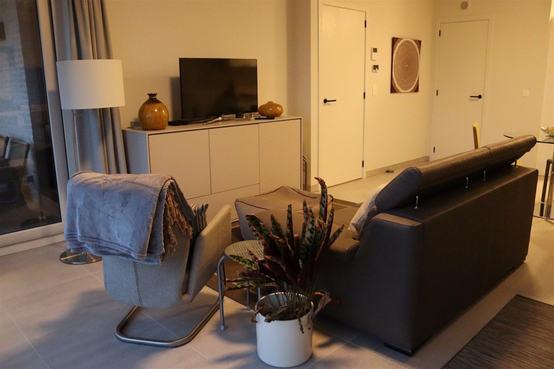 Rustig en recent gelegen appartement met terras en autostaanplaats. foto 8