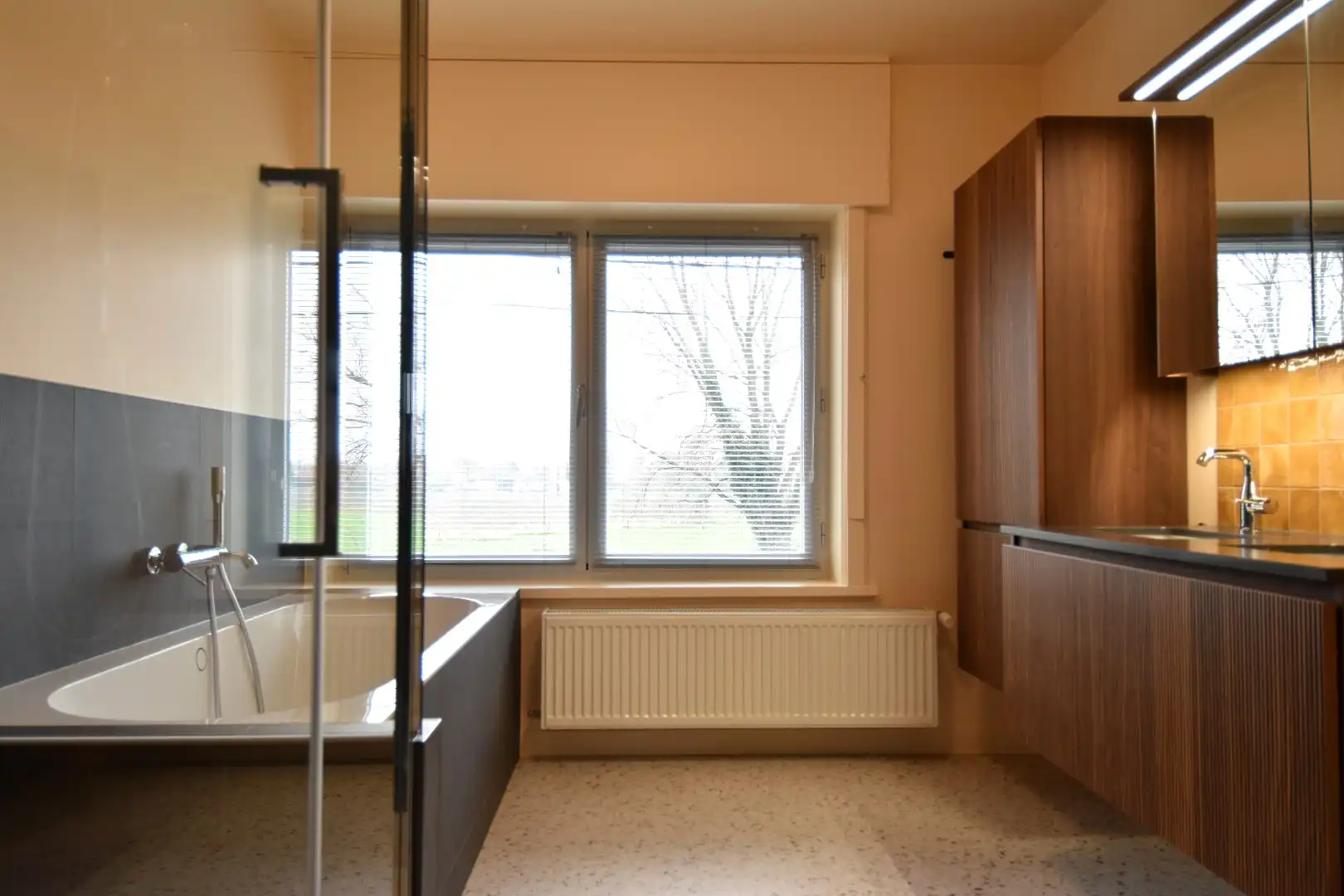 Vernieuwde eigendom met garage, tuin en topligging te koop aan de rand van Gullegem foto 8