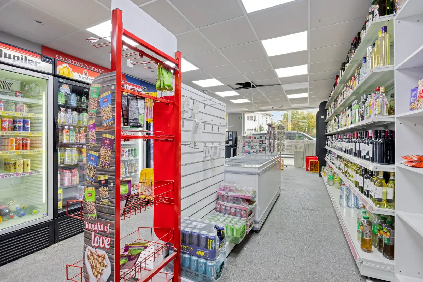 Uitstekend gelegen handelspand met meerdere mogelijkheden foto 2