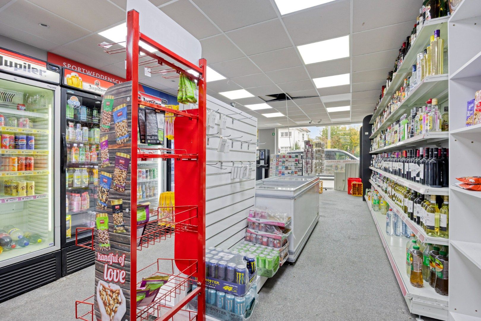 Uitstekend gelegen handelspand met meerdere mogelijkheden foto 2