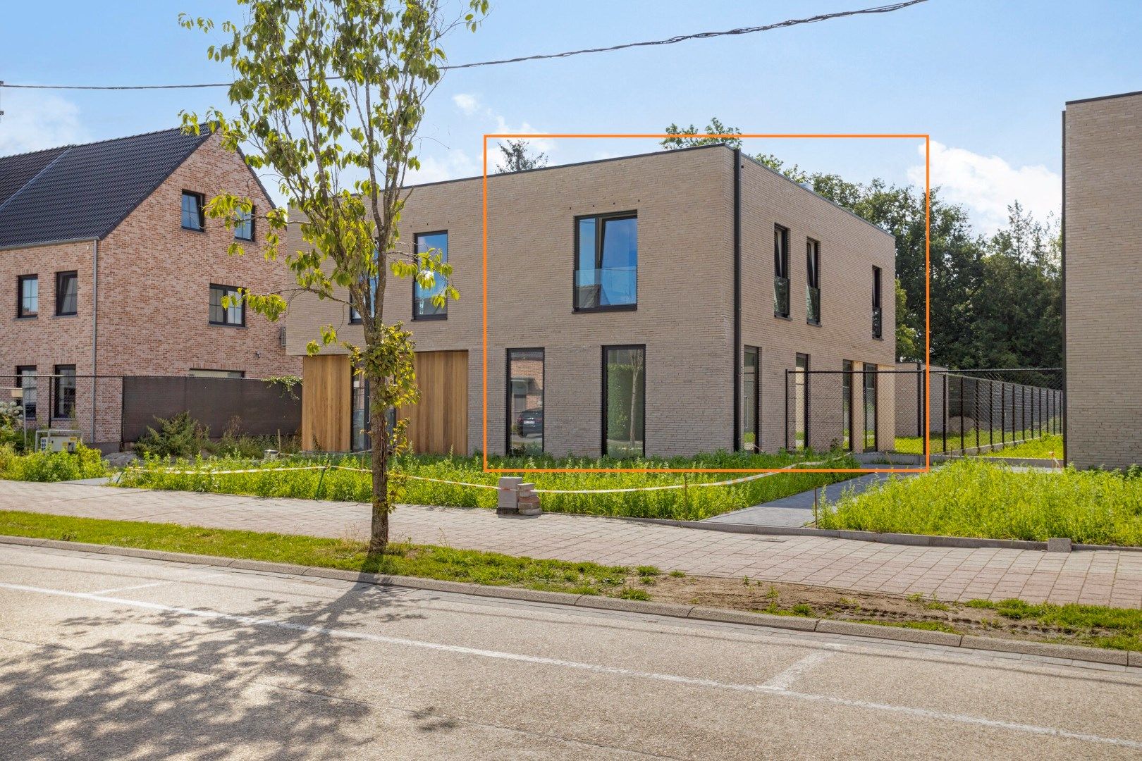 Instapklare nieuwbouw - modelwoning te koop - snel beschikbaar foto {{pictureIndex}}
