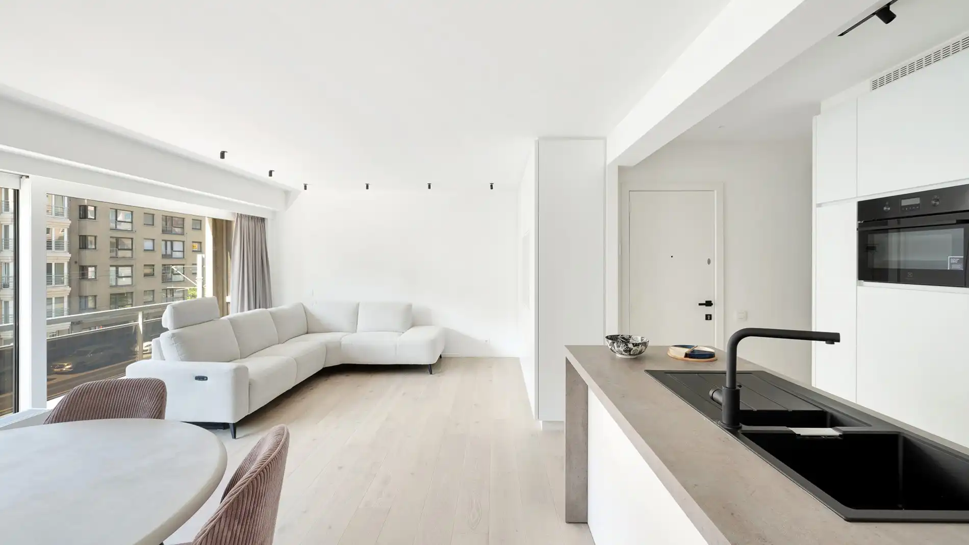 Luxueus gerenoveerd tweeslaapkamerappartement aan de vernieuwde boulevard van Heist foto 2