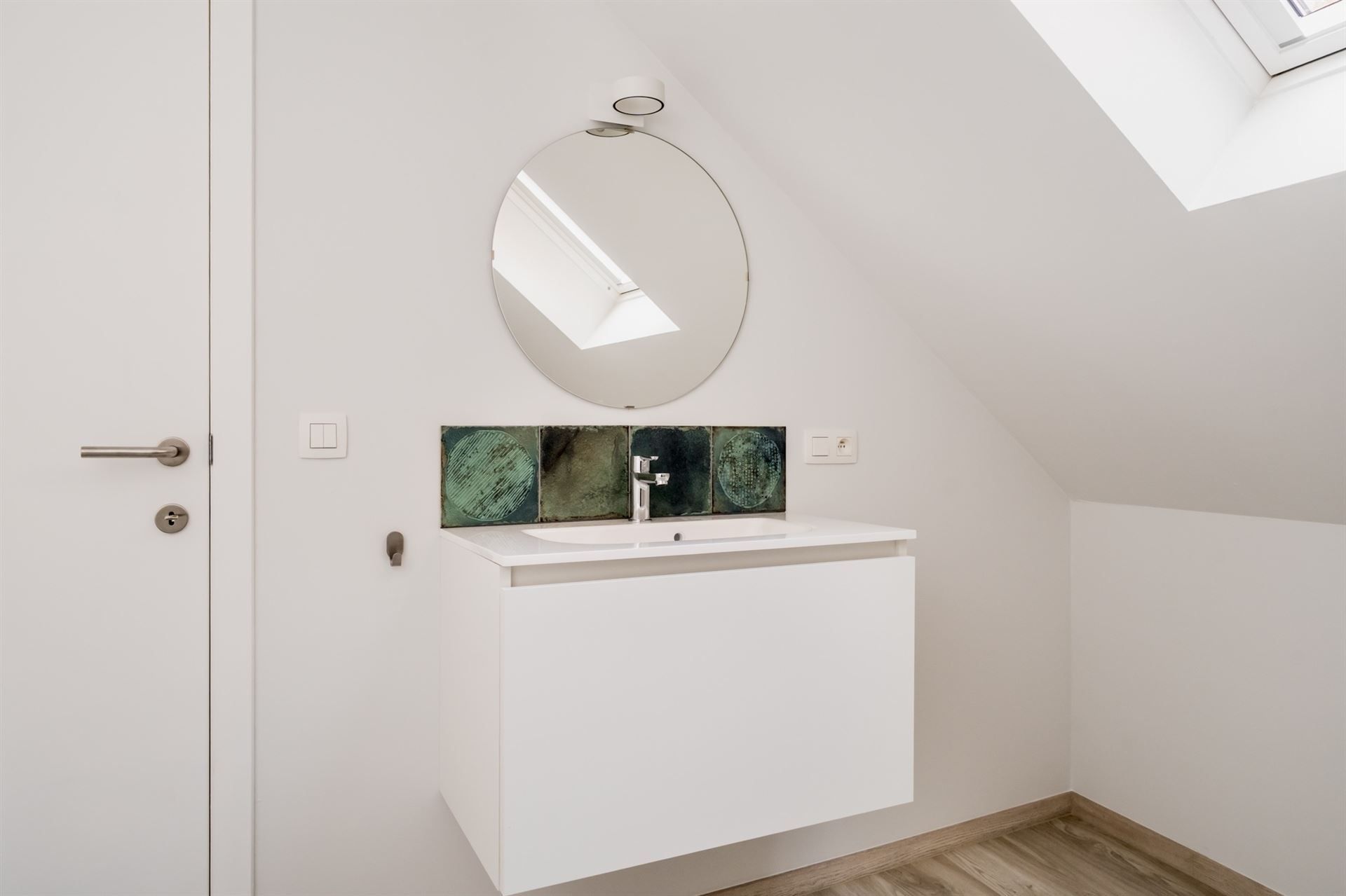 Ruime, volledig gerenoveerde woning met 3 slpk., 2 badk. & koer foto 18