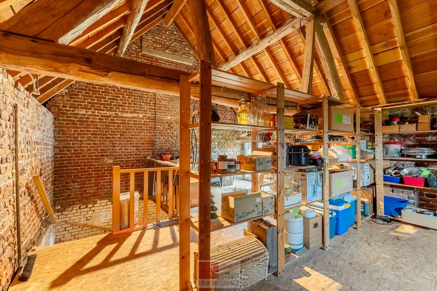 Een zeer karaktervol woonerf van maar liefst 3996 m² met bijzondere uitstraling, bestaande uit een prachtige hoofdwoning (voormalige schuur en stallen) en een charmant vakwerkhuis. foto 36