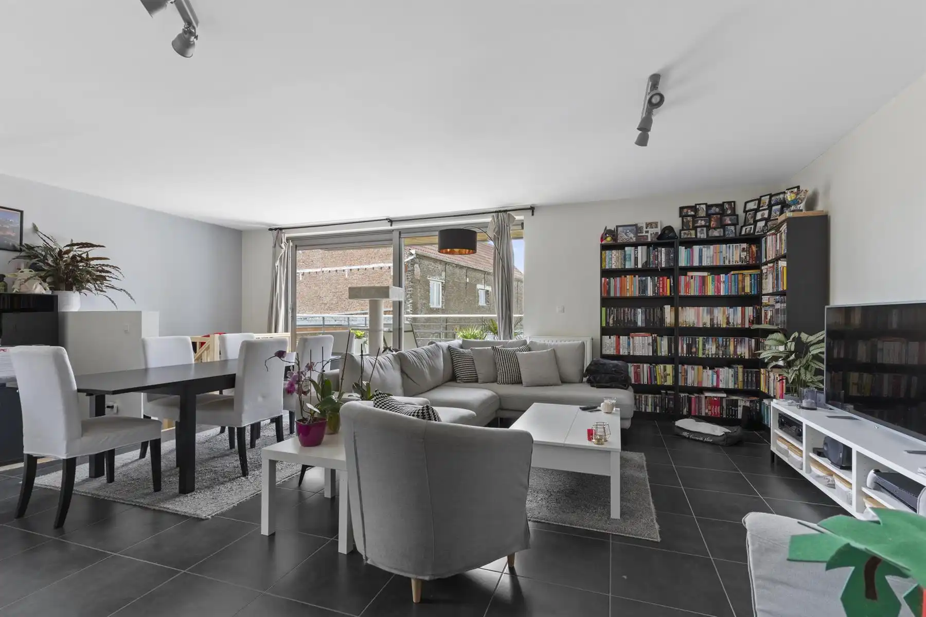 Centraal gelegen duplex appartement met 2 slaapkamers en terrassen te Wetteren  foto 2