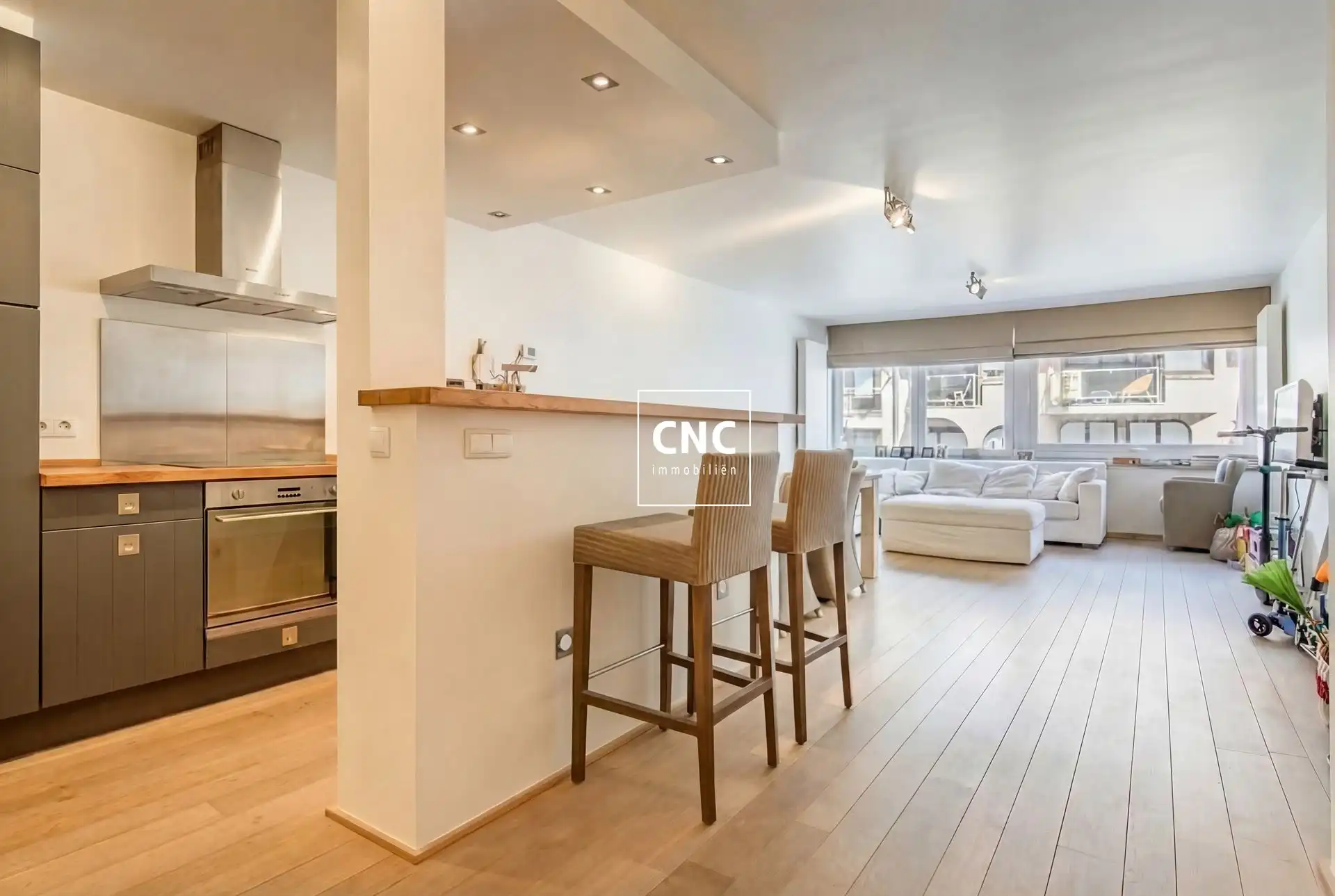 Gemeubeld en instapklaar appartement met zijdelings zeezicht foto 2