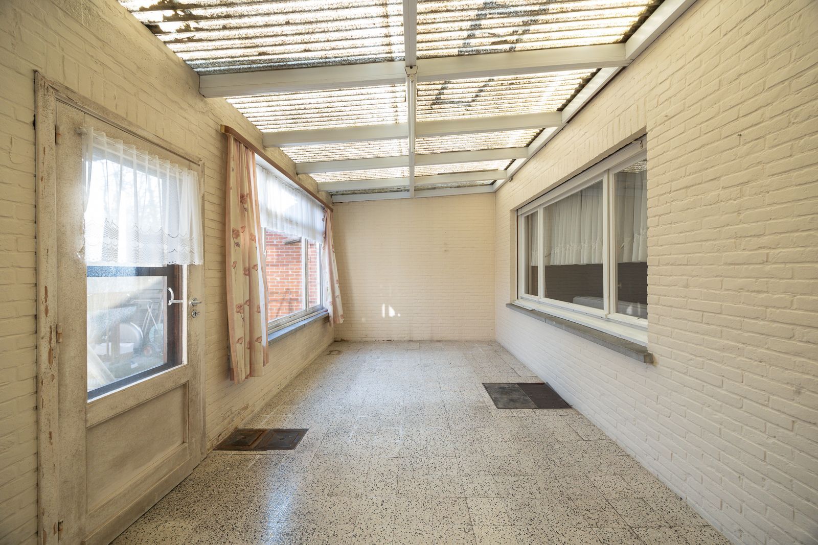 Ruime woning met renovatiepotentieel, garage en zuid tuin in Putte-Kapellen. foto 17