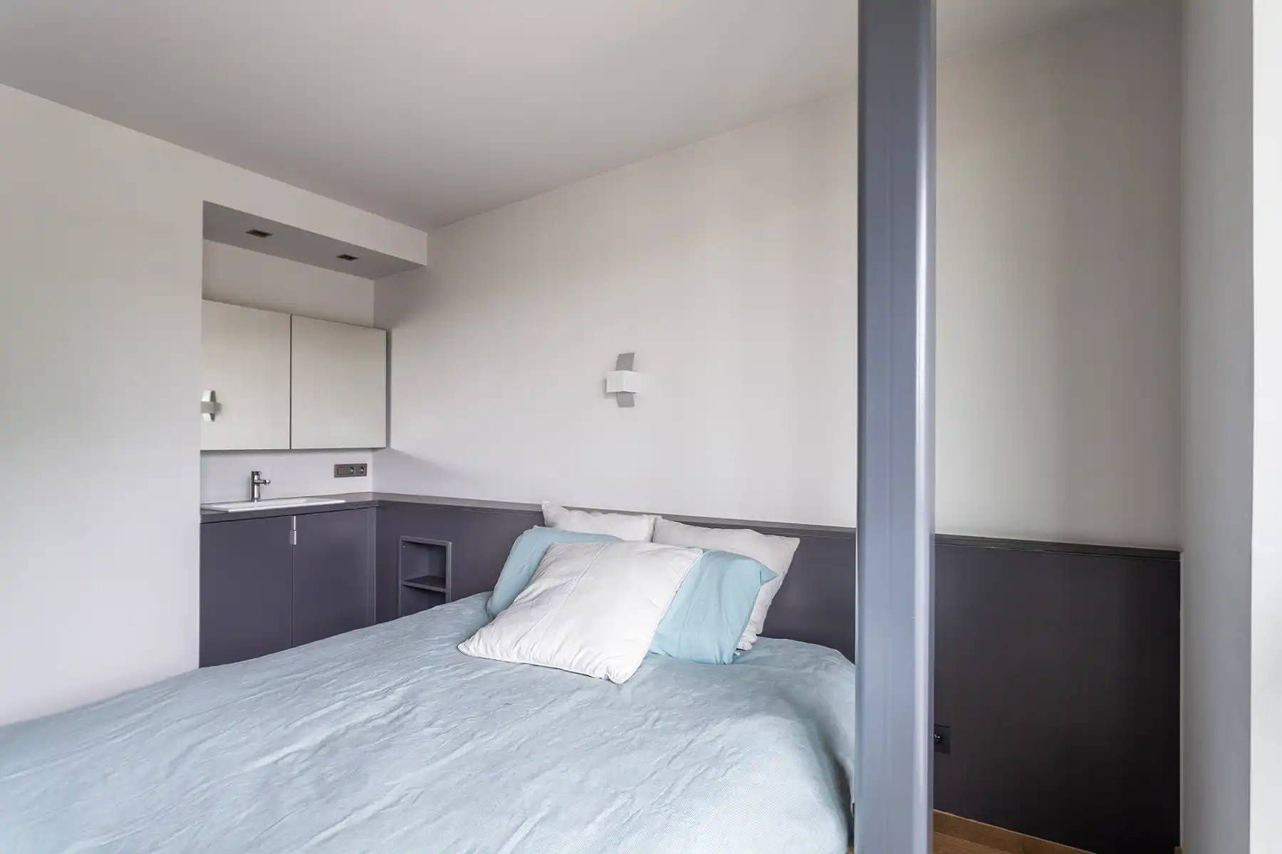 Modern gebouw met handel gelijkvloers en duplex-appartement. foto 27