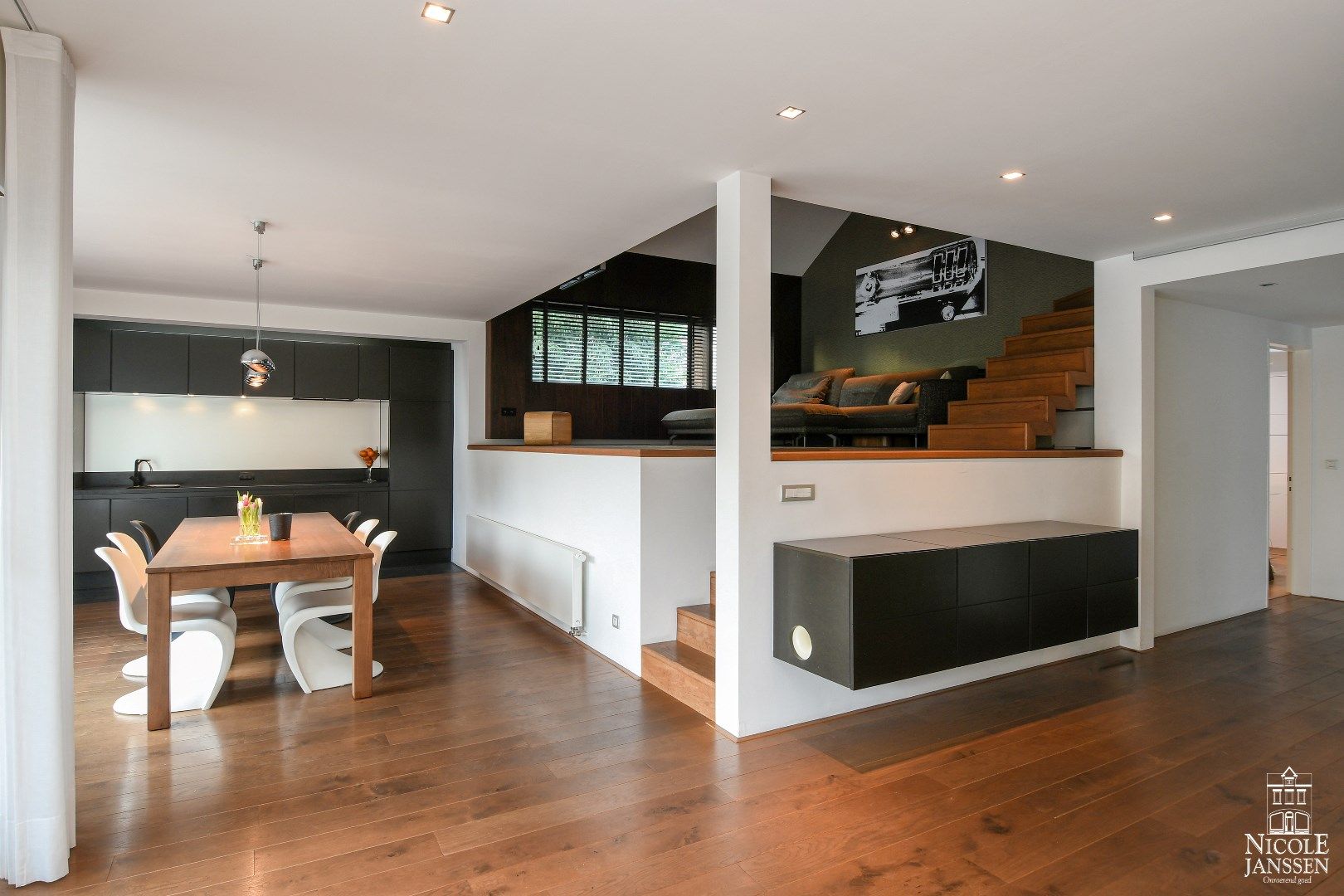 Ruime en speels ingedeelde woning met bijzondere architectuur en praktijkruimte foto 8