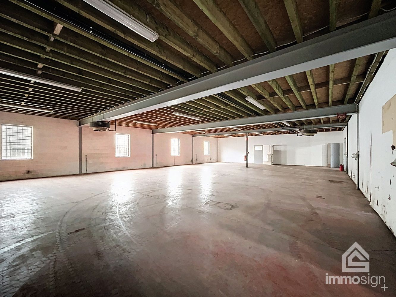 Bedrijfshal, kantoren en twee woonunits. Werken en wonen combineren op één strategische locatie! foto 11