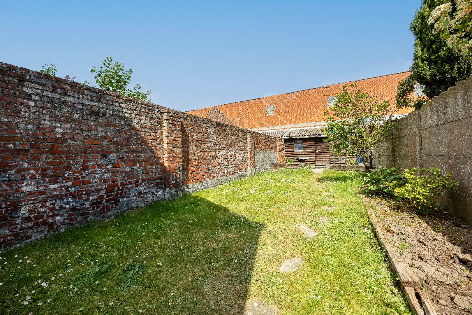 Ruime woning met 3 slaapkamers en tuin foto 13