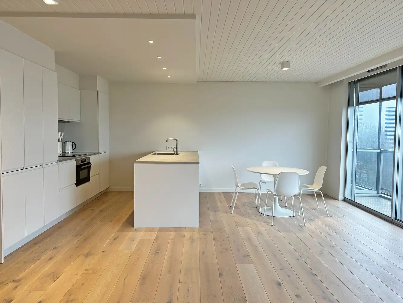 Gerenoveerd 1 slaapkamer appartement met groot terras te Berchem! foto {{pictureIndex}}