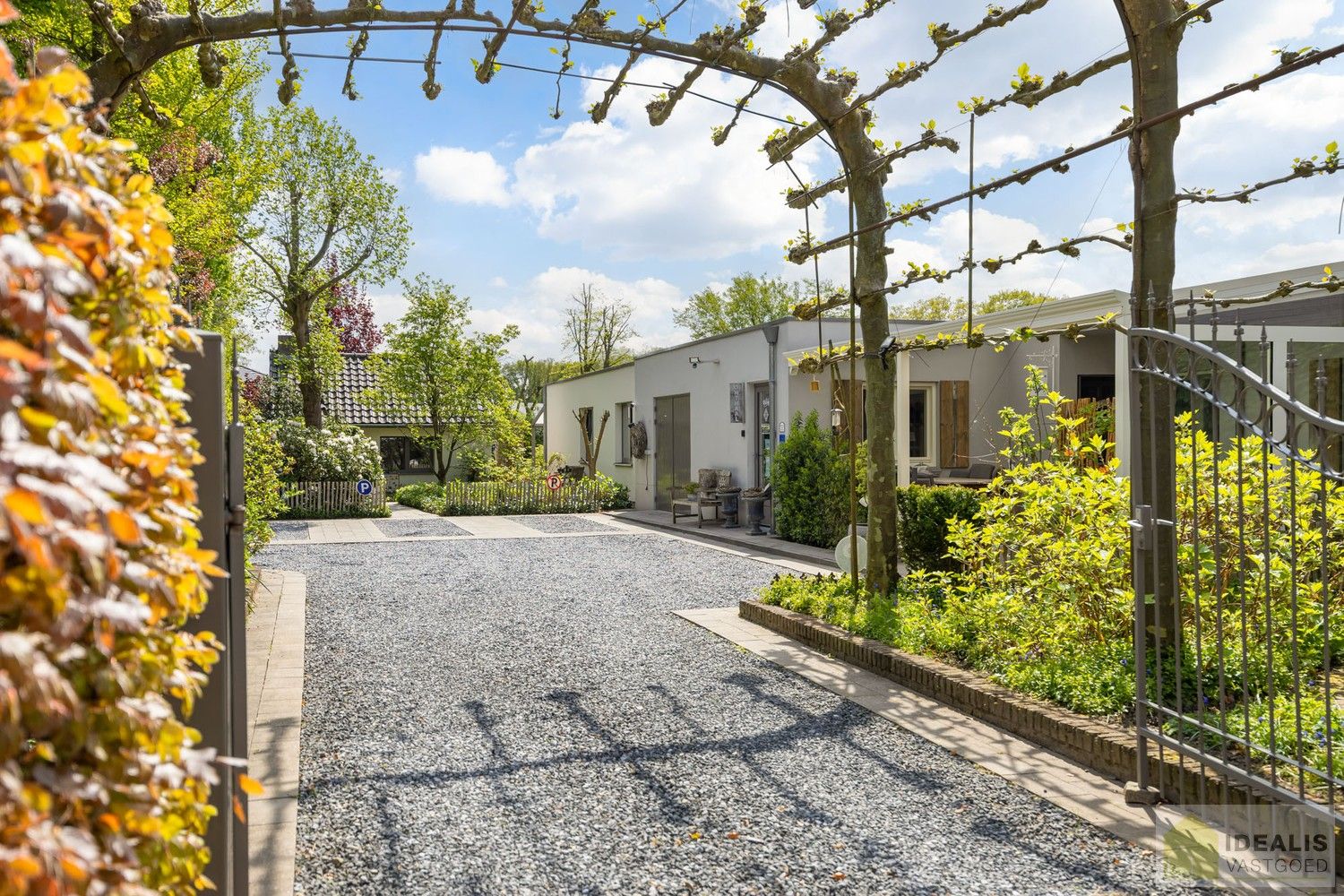 IDEALIS VASTGOED – Prachtige, stijlvolle woning mét B&B-gedeelte, van maar liefst +-315m² foto 3