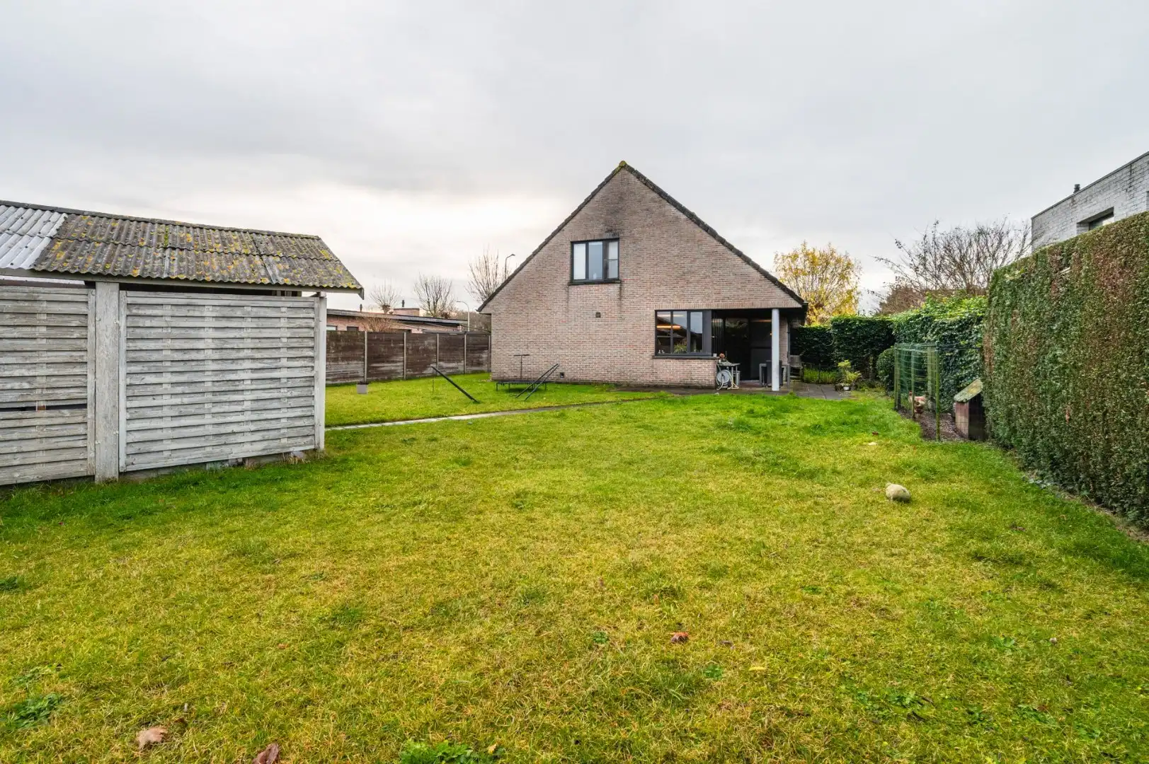 Villa met 6 kamers,  garage, 44 zonnepanelen, en veel ruimte op 810 m² foto 17