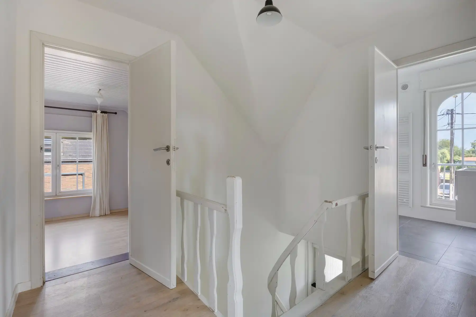 Karaktervolle woning met terras en grote tuin. foto 12