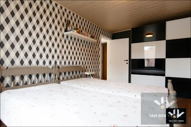 Knap afgewerkte, energiezuinige en ruime woning met vier slaapkamers, guesthouse en tal van mogelijkheden op centrale (maar toch bosrijke!) locatie te As foto 15