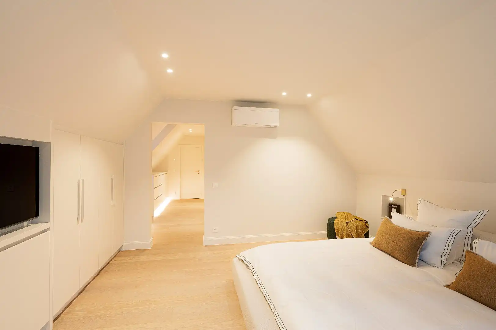 Ruime en elegante alleenstaande villa met luxe afwerking en zonnige tuin foto 17