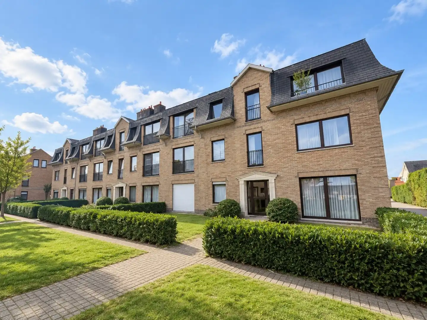 Prachtig gerenoveerd appartement met 2 slaapkamers en garagebox te huur te Wondelgem foto 2