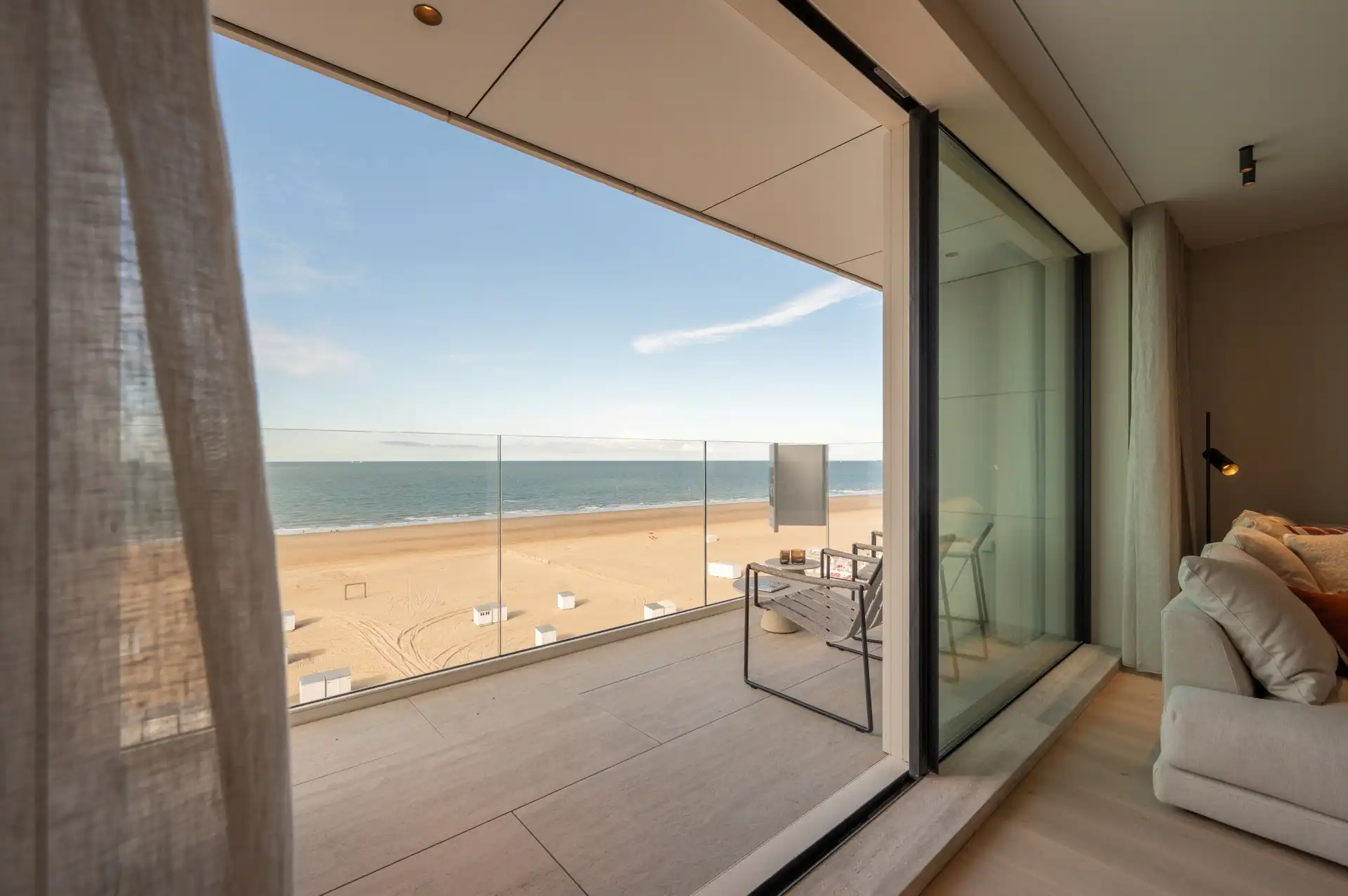 Exclusief nieuwbouwappartement met frontaal zeezicht en royale terrassen nabij het Alberplein foto 2