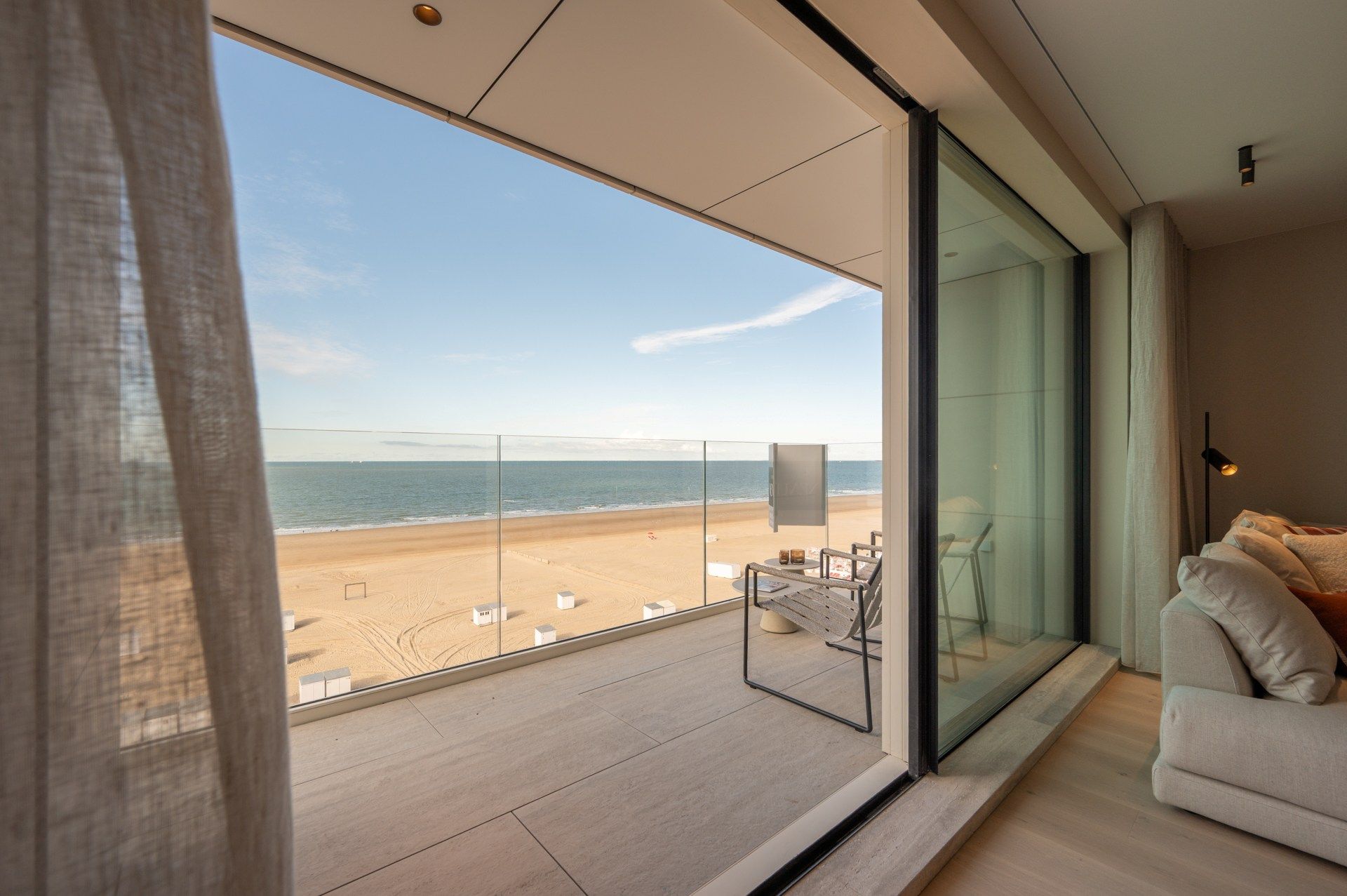 Exclusief nieuwbouwappartement met frontaal zeezicht en royale terrassen nabij het Alberplein foto 2