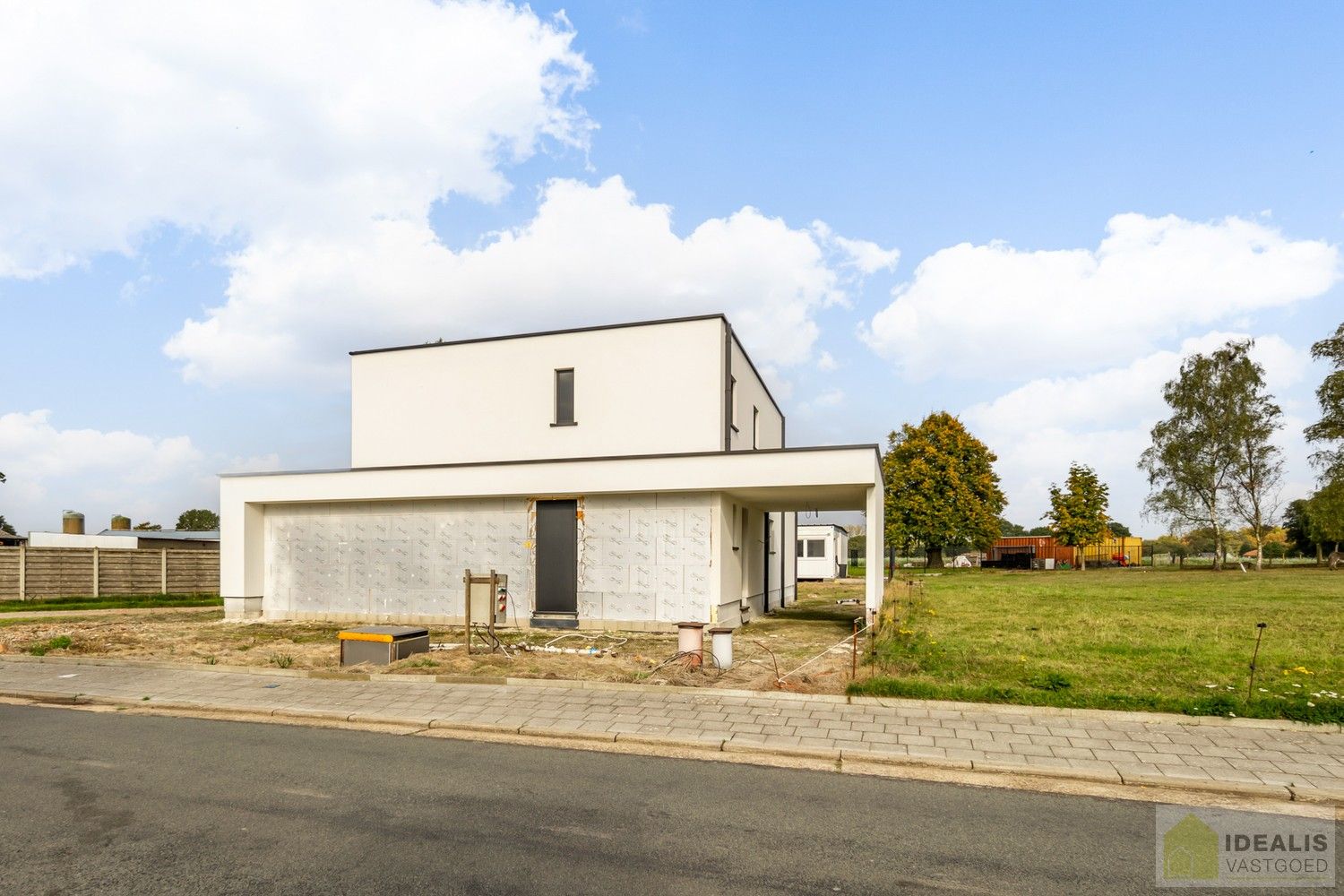 IDEALIS VASTGOED – RUIME (CASCO/VERDER AF TE WERKEN) NIEUWBOUWVILLA MET DE PERFECTE INDELING, EEN HEERLIJKE LEEFRUIMTE, KANTOOR, EXTRA RUIME BERGING, 3 RUIME SLAAPKAMERS, 3 BADKAMERS, CARPORT EN OVERDEKT TERRAS OP EEN RIANT PERCEEL VAN MAAR LIEFST 29A 51CA MET VRIJE ZICHTEN EN DE PERFECTE ORIENTATIE! foto 2