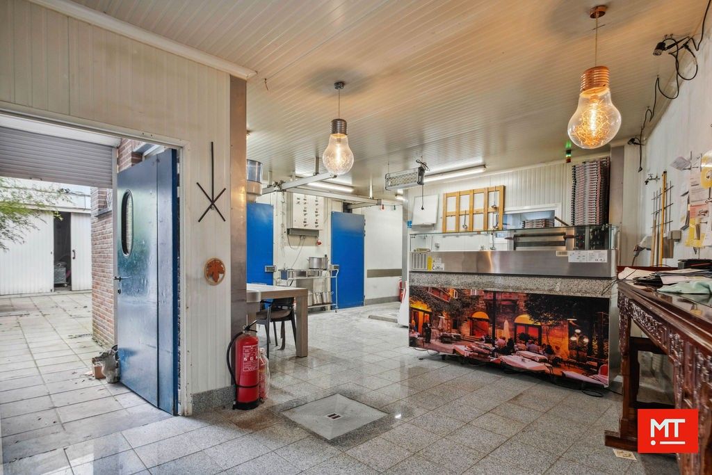 Veelzijdig gebouw bestaande uit handelsruimte, woning en appartement in het centrum van Wervik foto 9