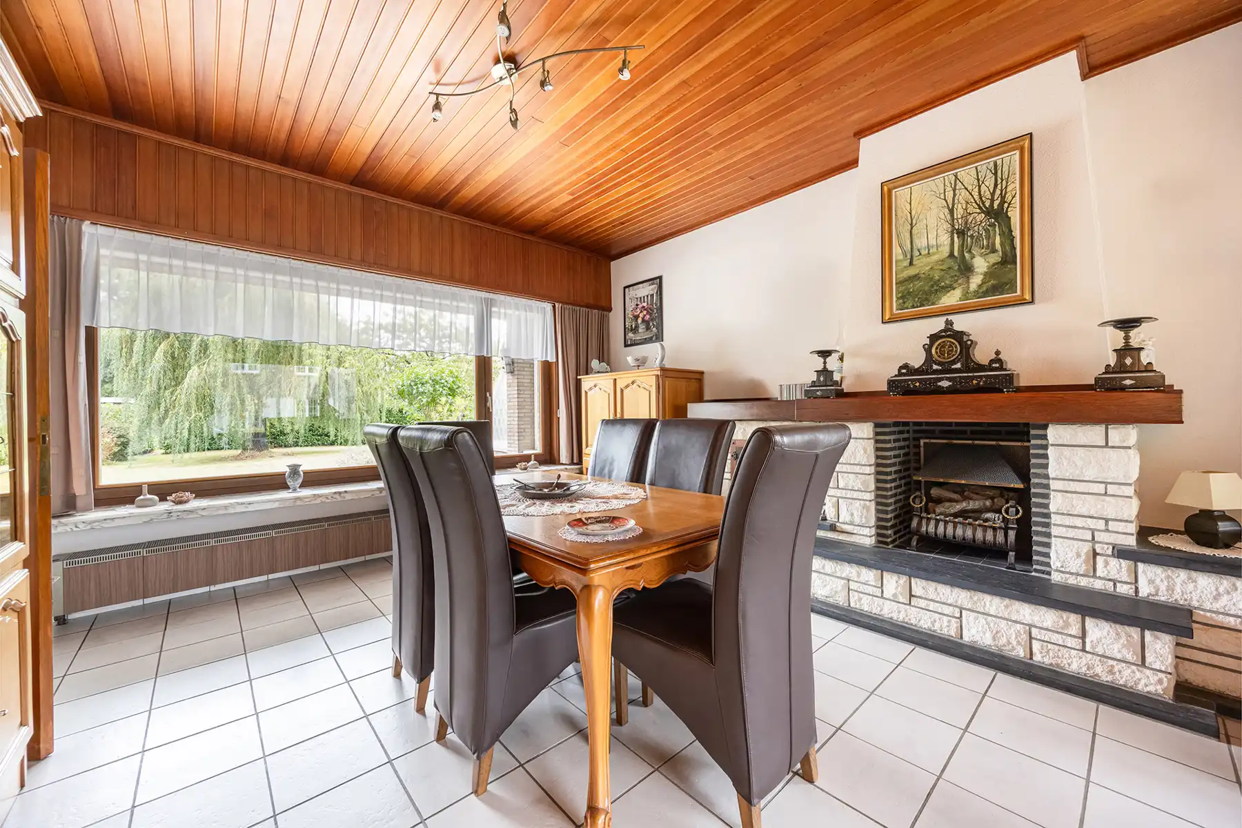 Landhuis met private tuin, vier slaapkamers en twee garages foto 4