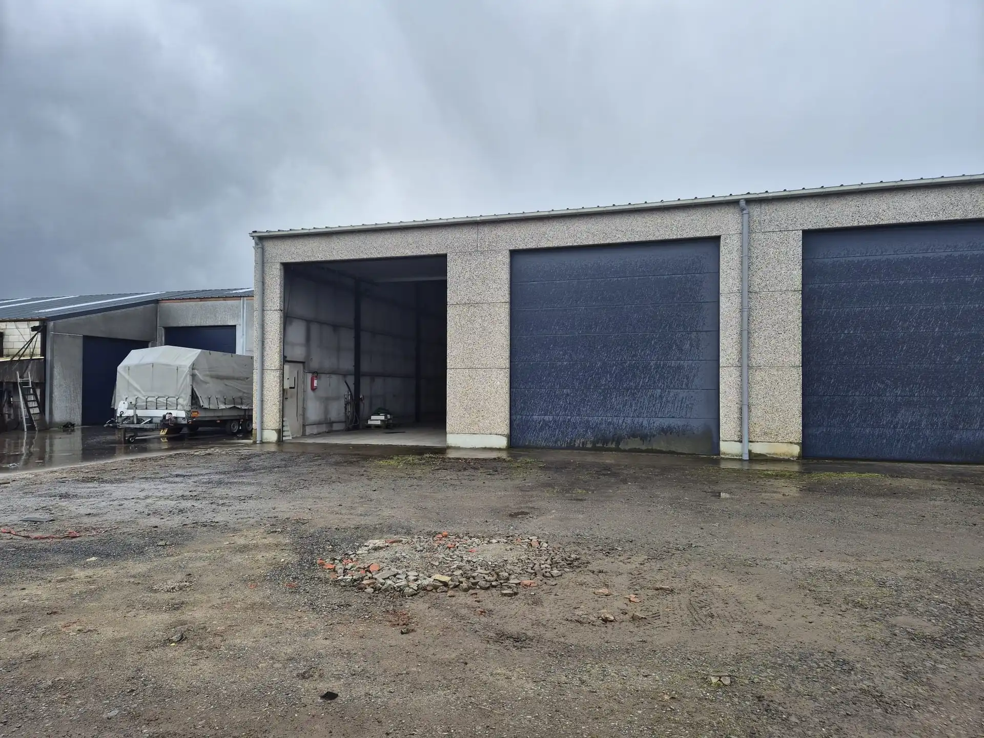 Gunstig gelegen magazijn van 150m². foto {{pictureIndex}}