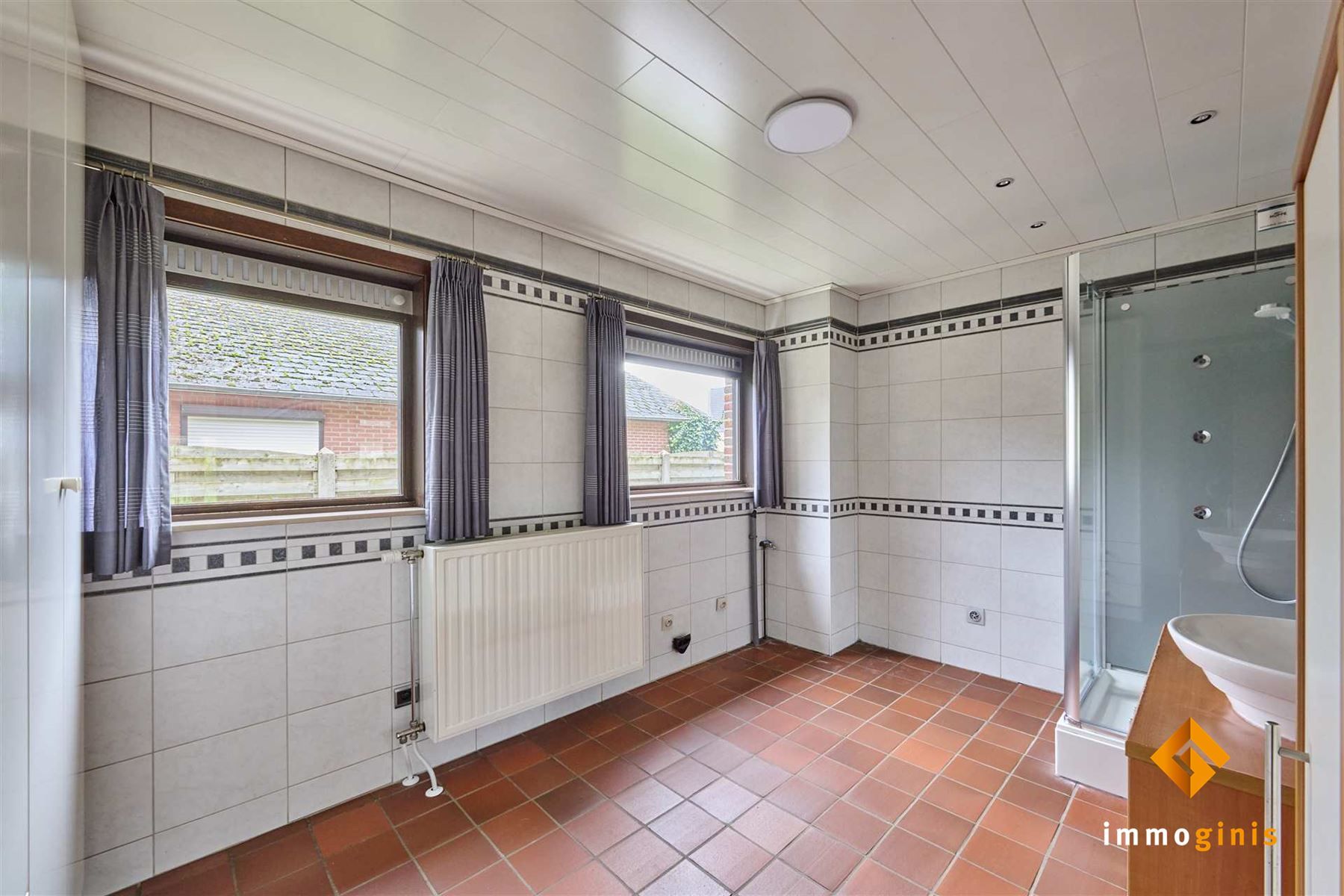 Zéér ruime woning met dubbele inpandige garage op mooi perceel van 7a33ca. foto 10