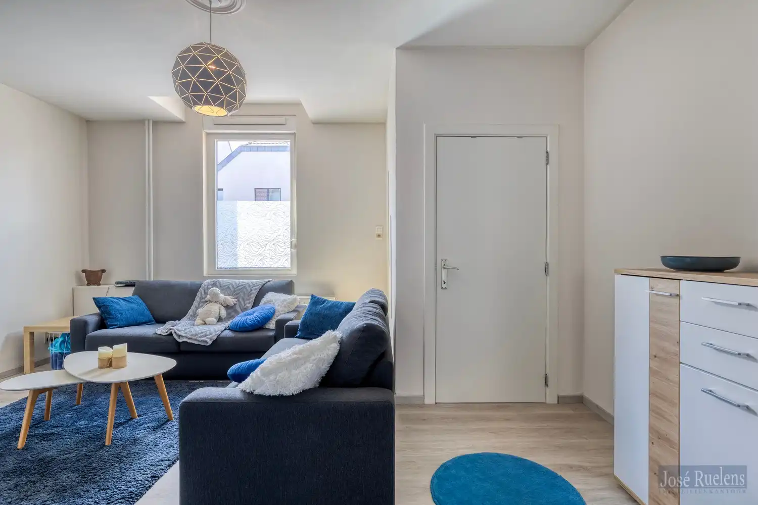 Goede gelegen gezinswoning met zij-ingang en grote tuin. foto 4