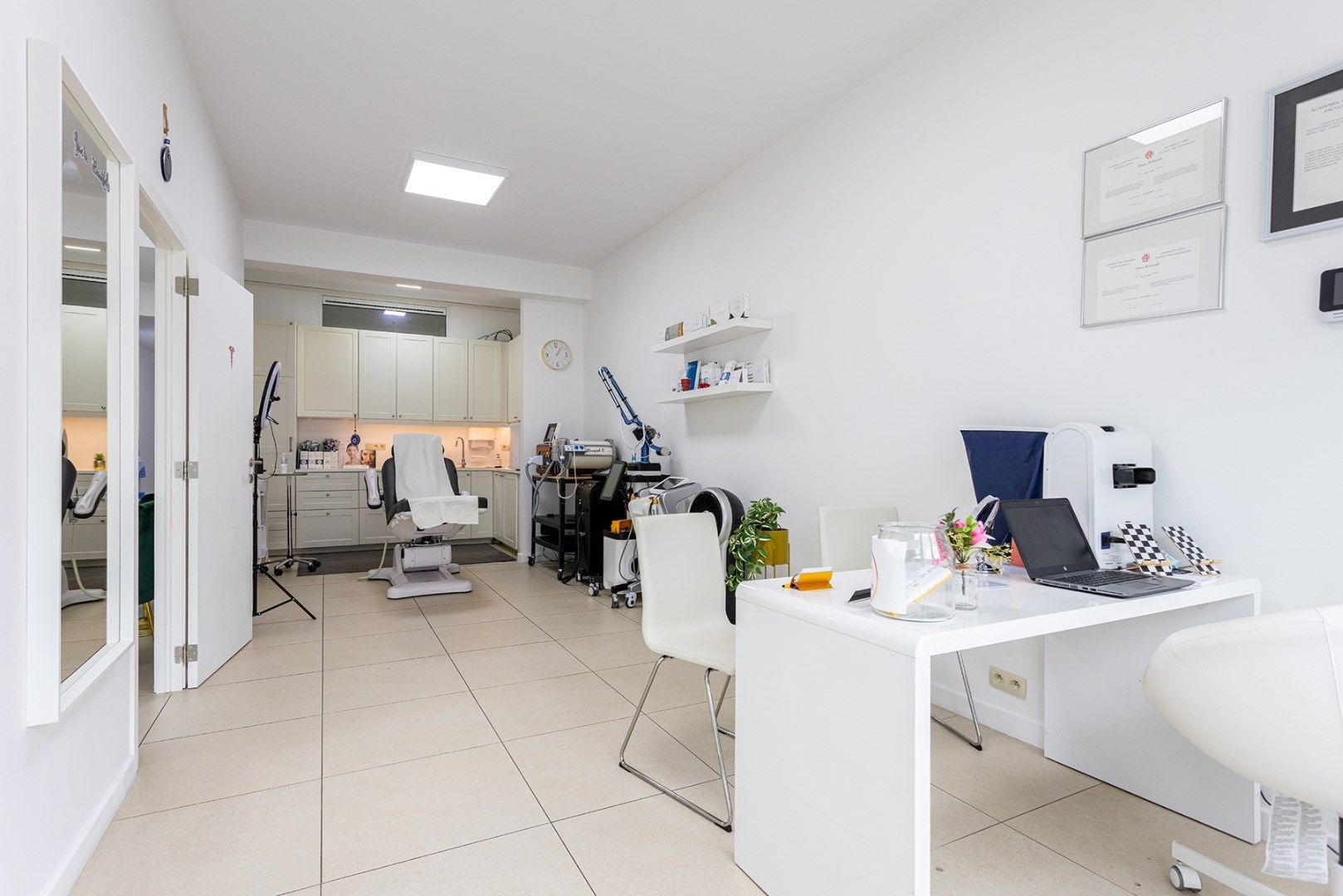 Handelsgelijkvloers of kantoorruimte met centrale ligging! foto 2