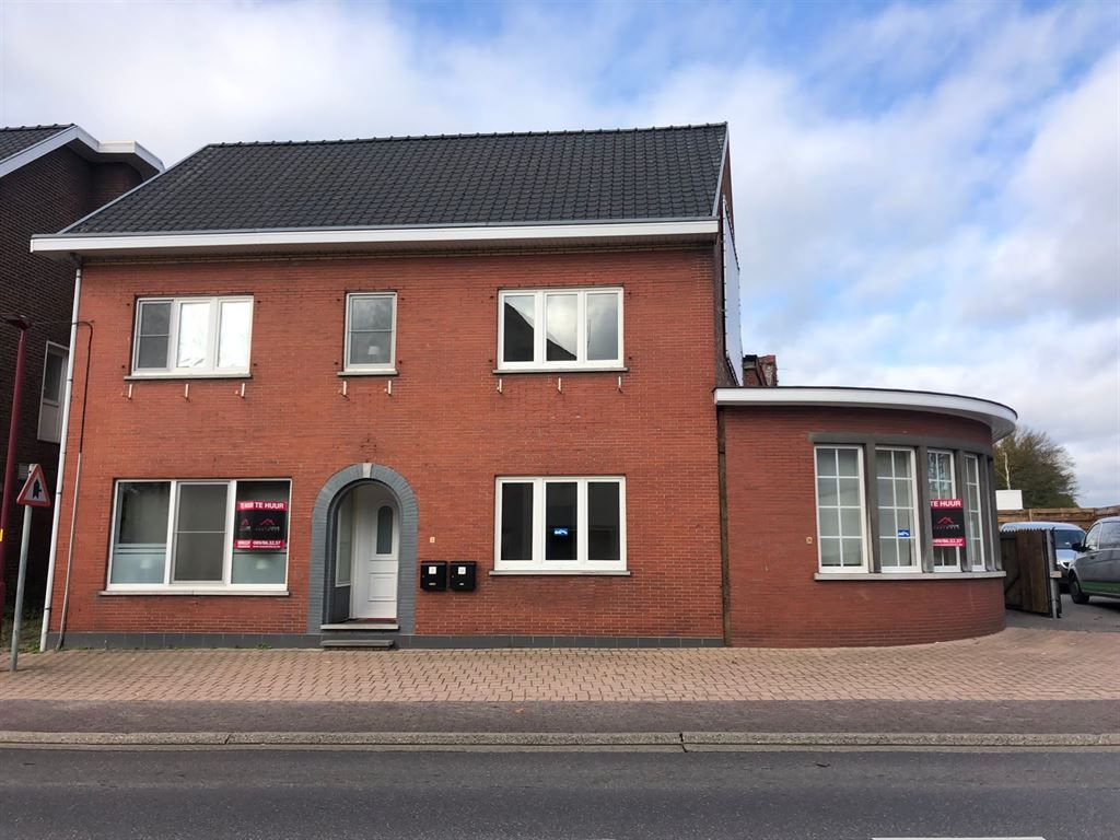 Half-vrijstaande woning met 3 slaapkamers foto {{pictureIndex}}