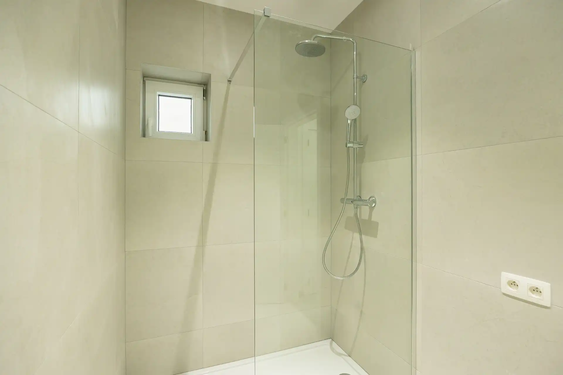 Gerenoveerd glvl met 2 slaap- en badkamers, terras en tuin foto 8