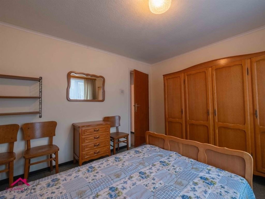 Vrijstaande splitlevel woning, te renoveren naar eigen smaak foto 21