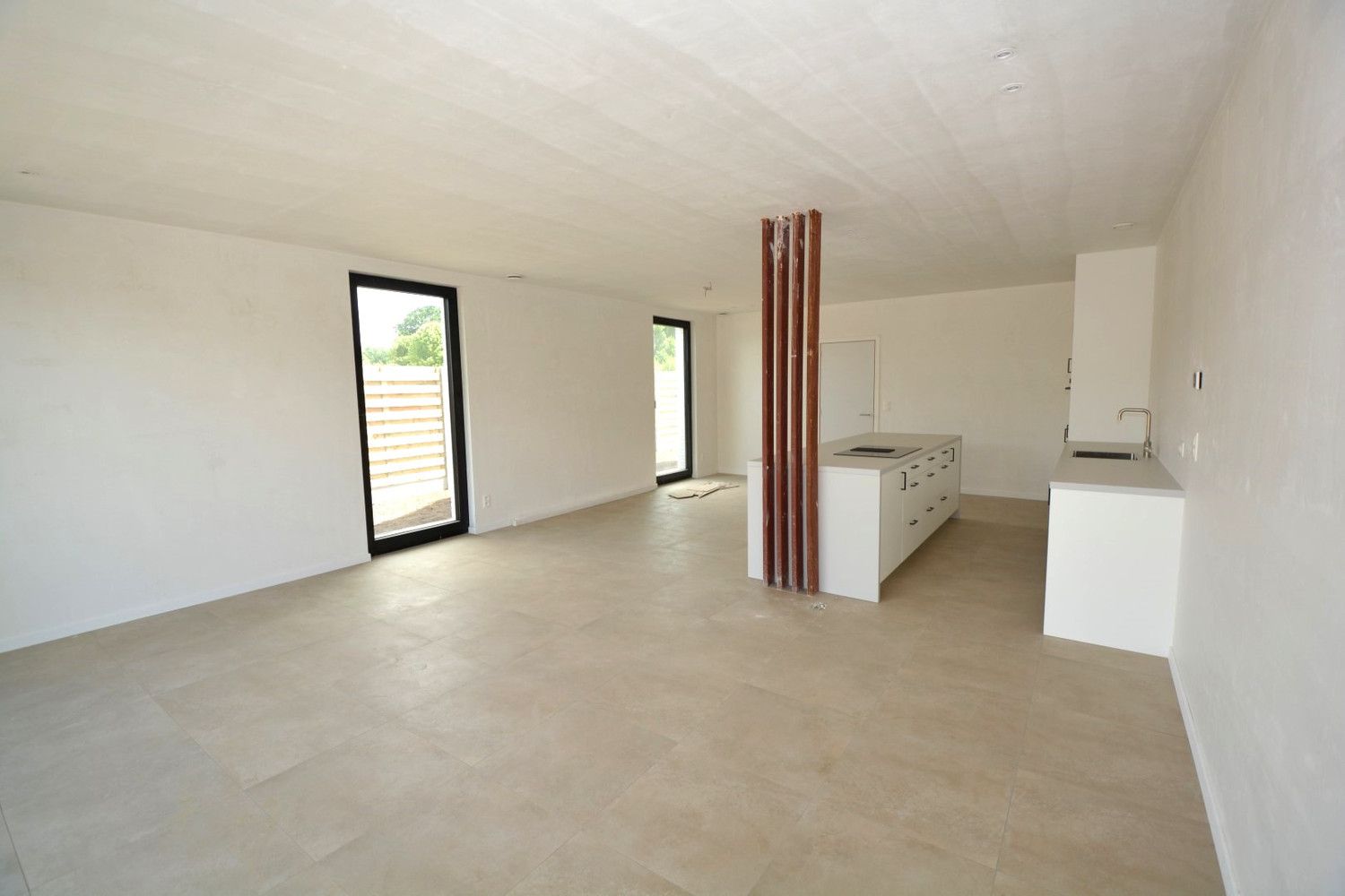 NIEUWBOUWWONING MET 4 SLK, TUIN EN PARKEERPLAATS! foto 3