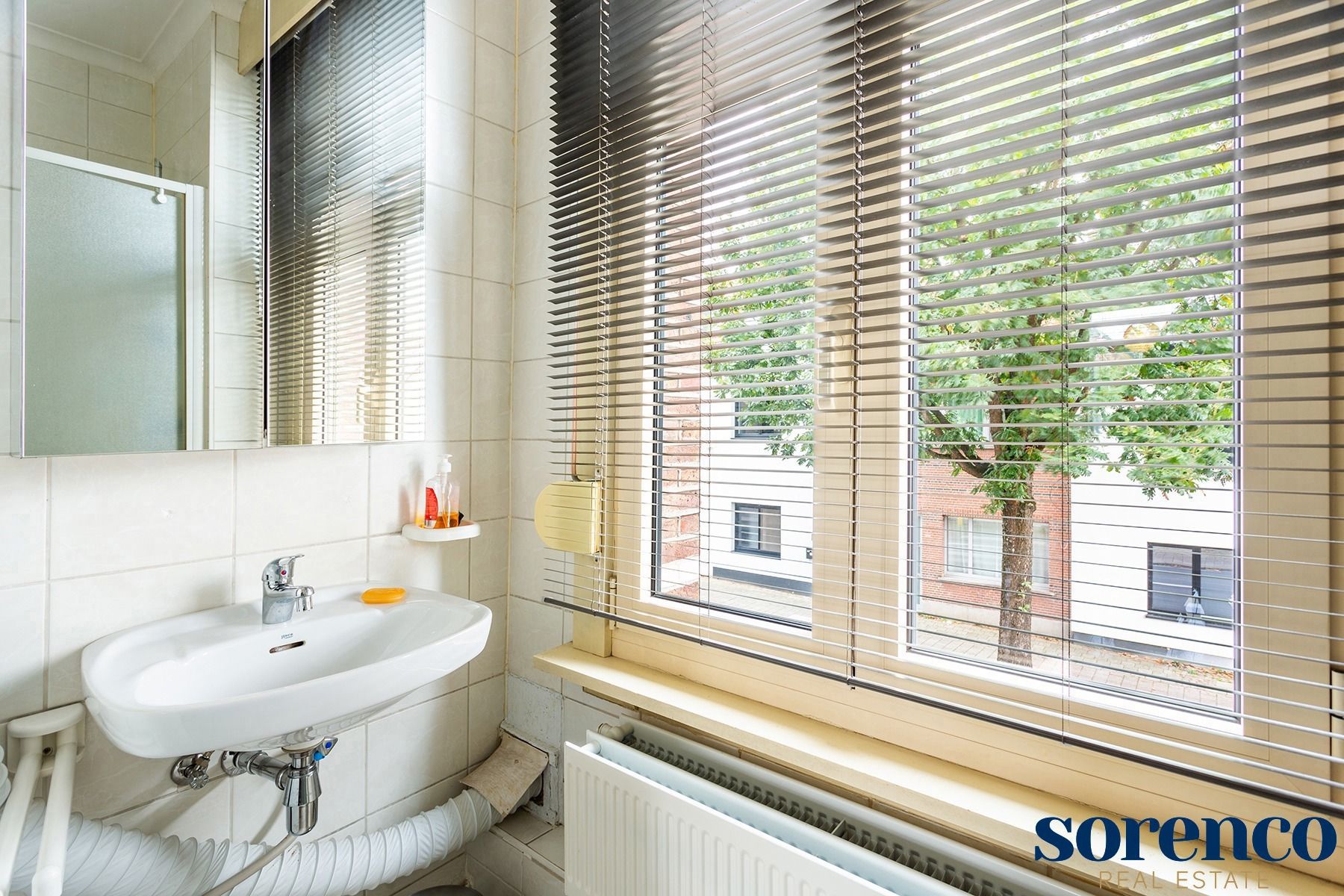 Ruime en lichtrijke woning met garage te Edegem foto 15