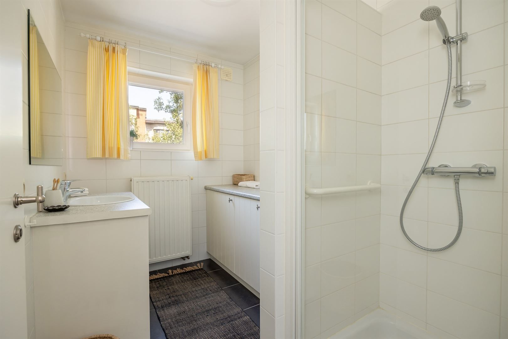 Instapklaar appartement met groot terras en autostaanplaats foto 17