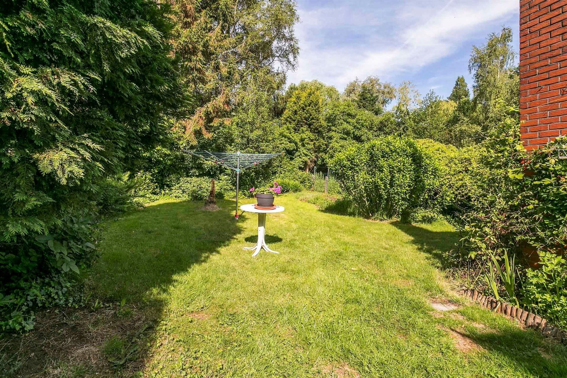 Ruime, volledig gerenoveerde woning met tuin en garage foto 3