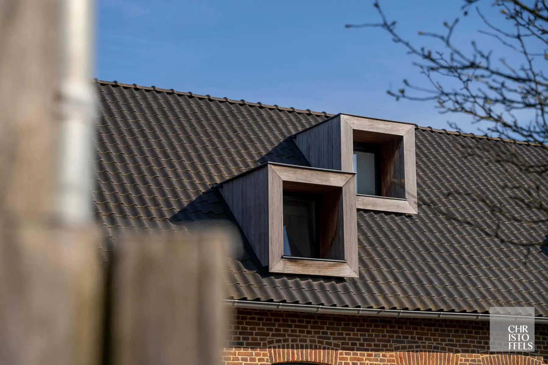 Exclusieve vierkantshoeve met buitenzwembad en vrij uitzicht op perceel van 3.213m² foto 12