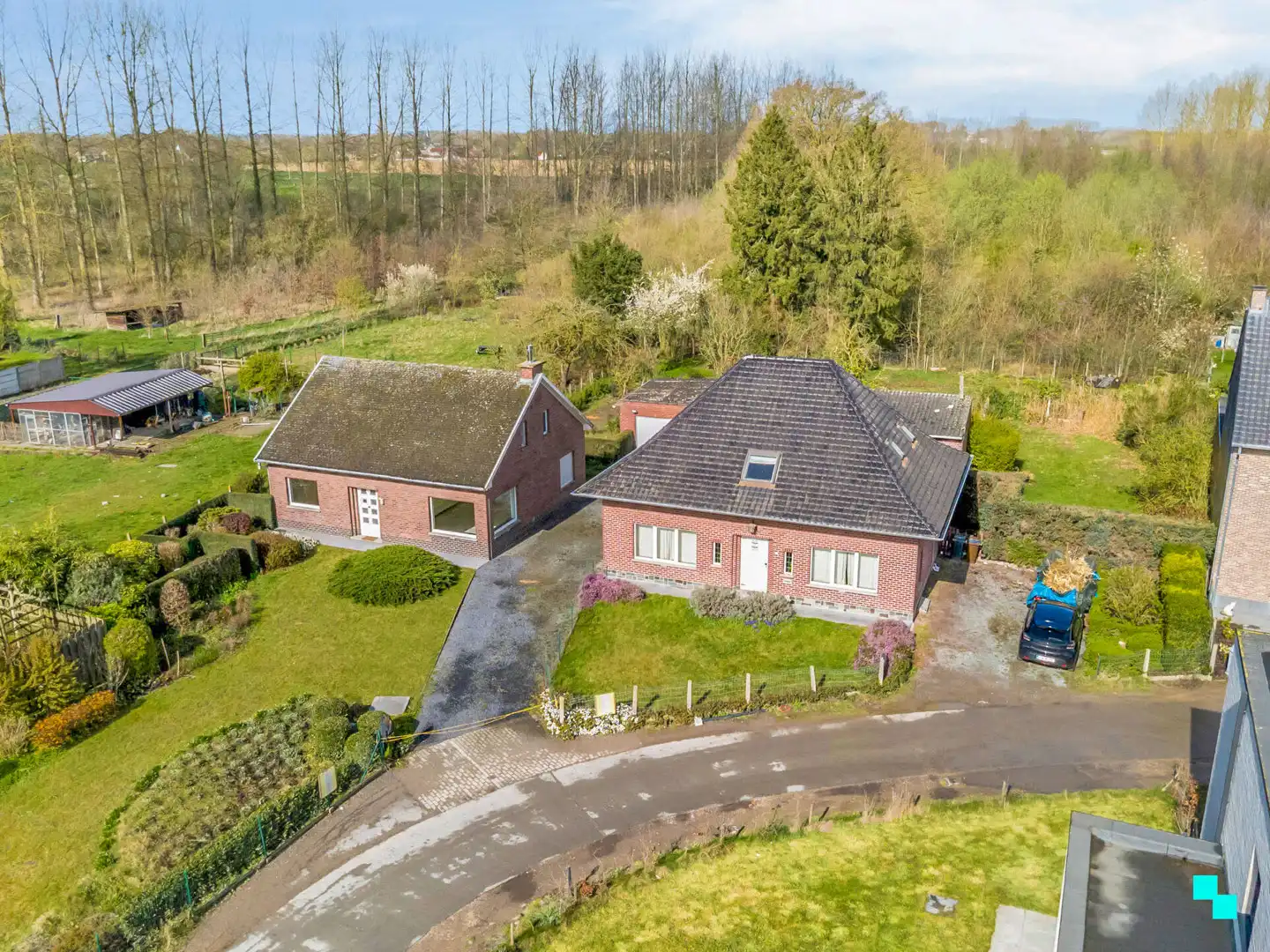 Renovatieproject met uitgestrekte tuin in groene omgeving foto 24