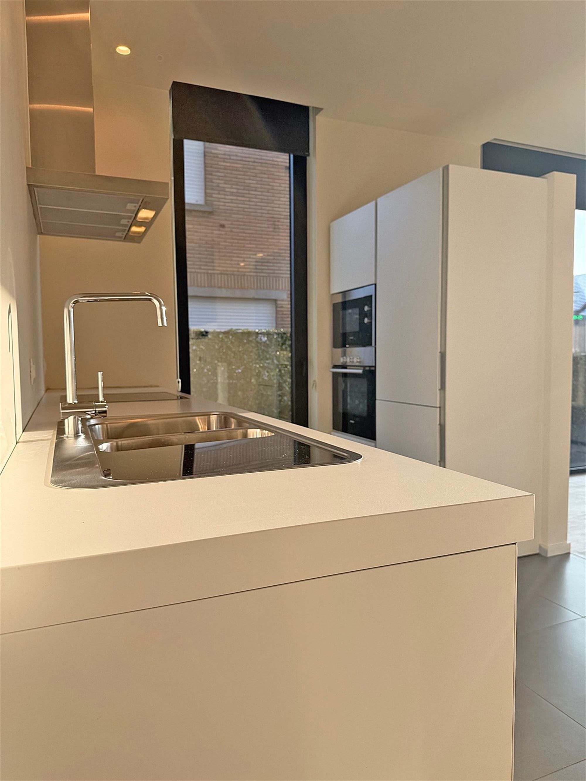 INSTAPKLAAR gelijkvloers APPARTEMENT met 1 slaapkamer, garage, buitenstaanplaats en terras foto 6