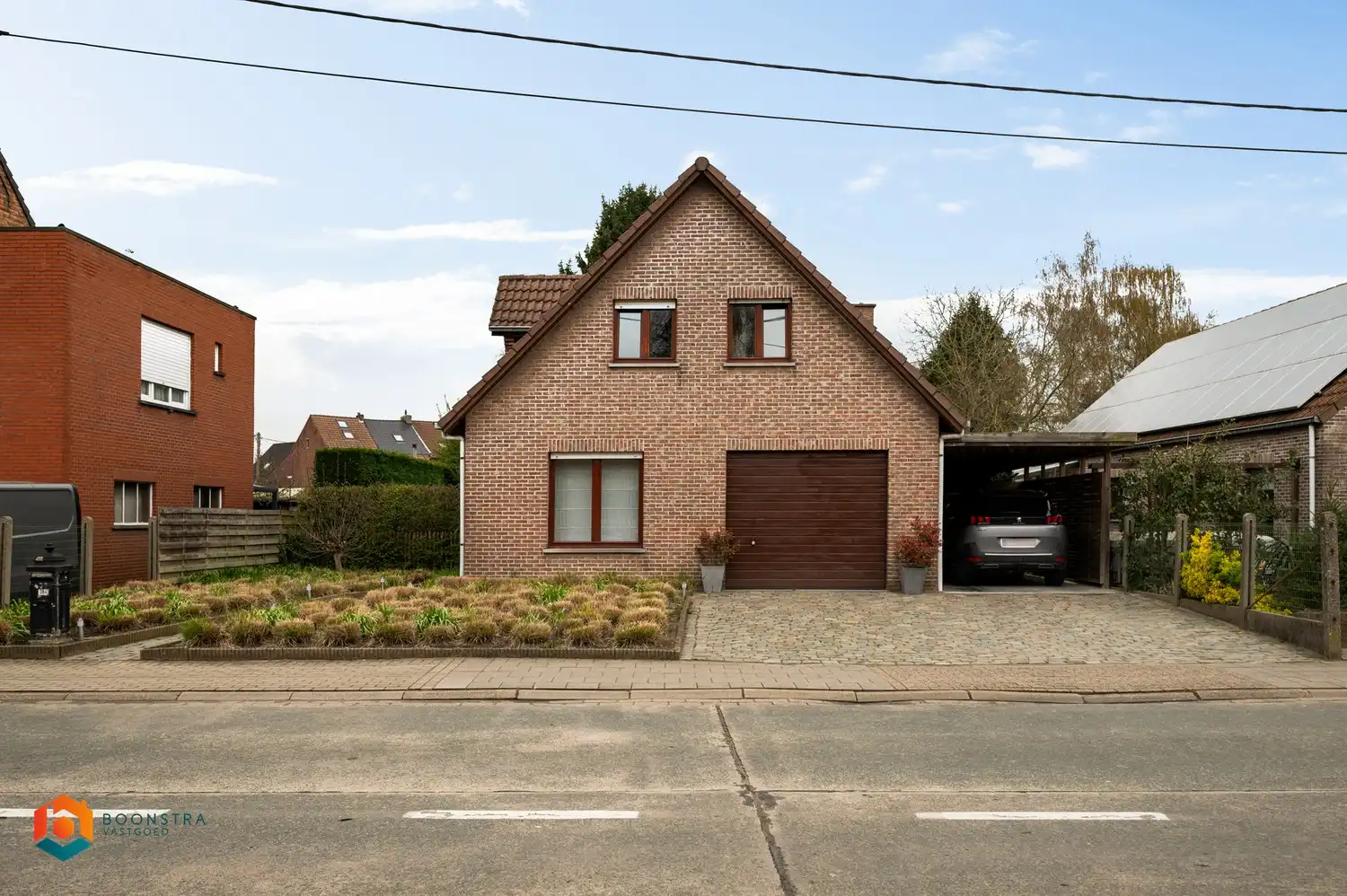 Open bebouwing met 3 slpkrs, bureauruimte en zonnige tuin op een perceel van 757 m² foto {{pictureIndex}}