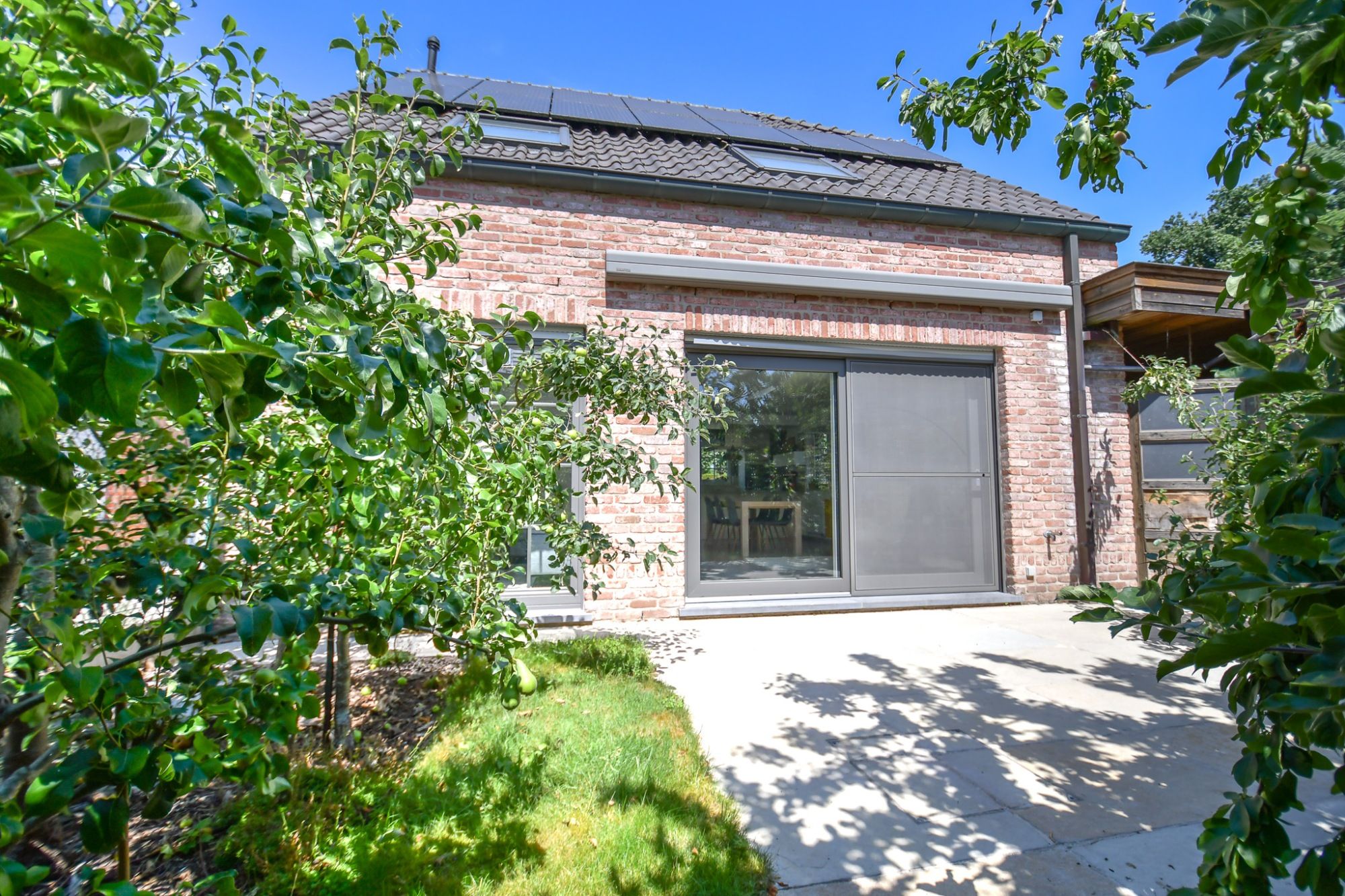 Recente woning gelegen in een gezellige rustige straat vlakbij het kanaal foto 19