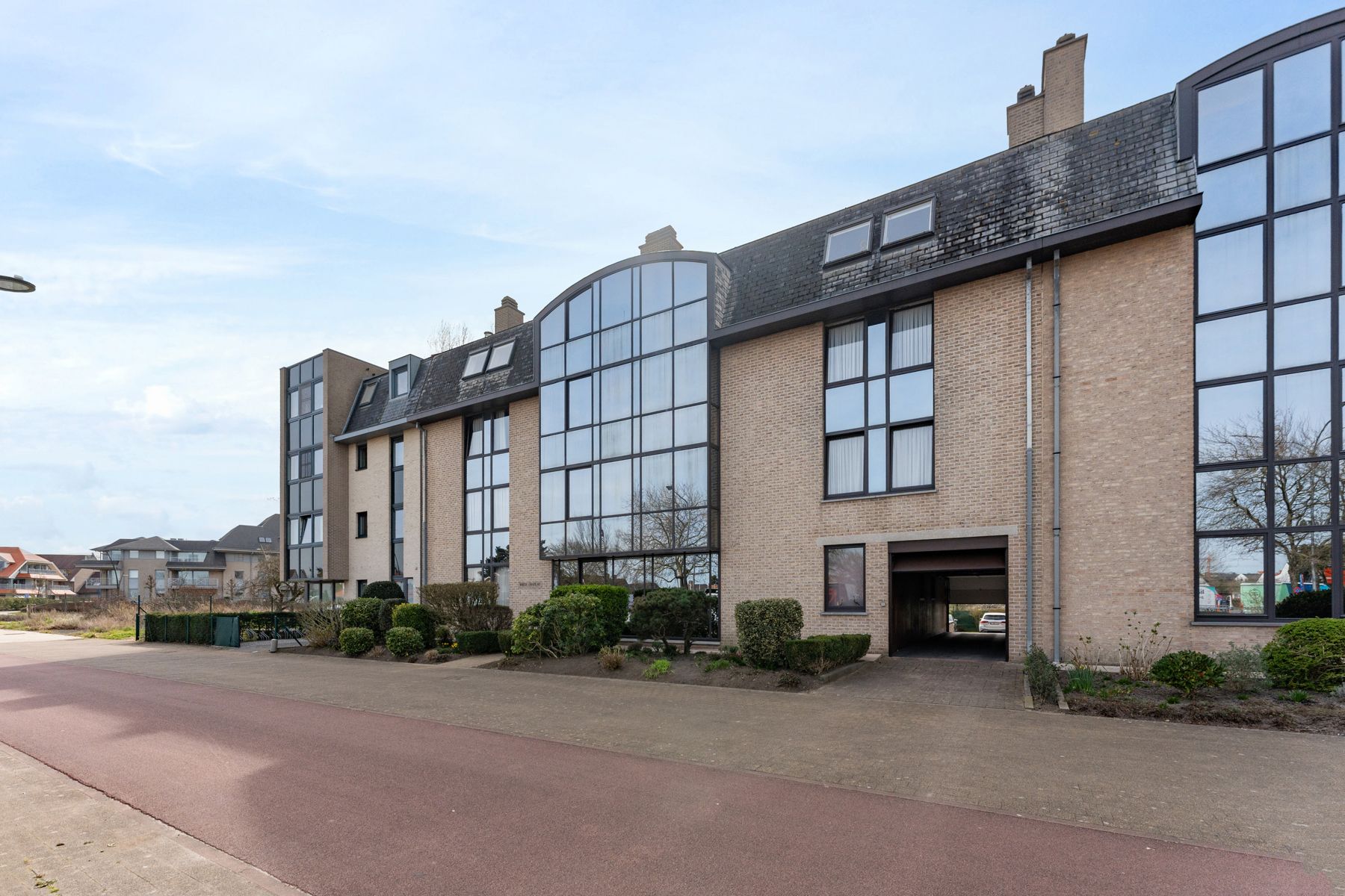 Gesloten garagebox in centrum Koksijde-Bad foto {{pictureIndex}}