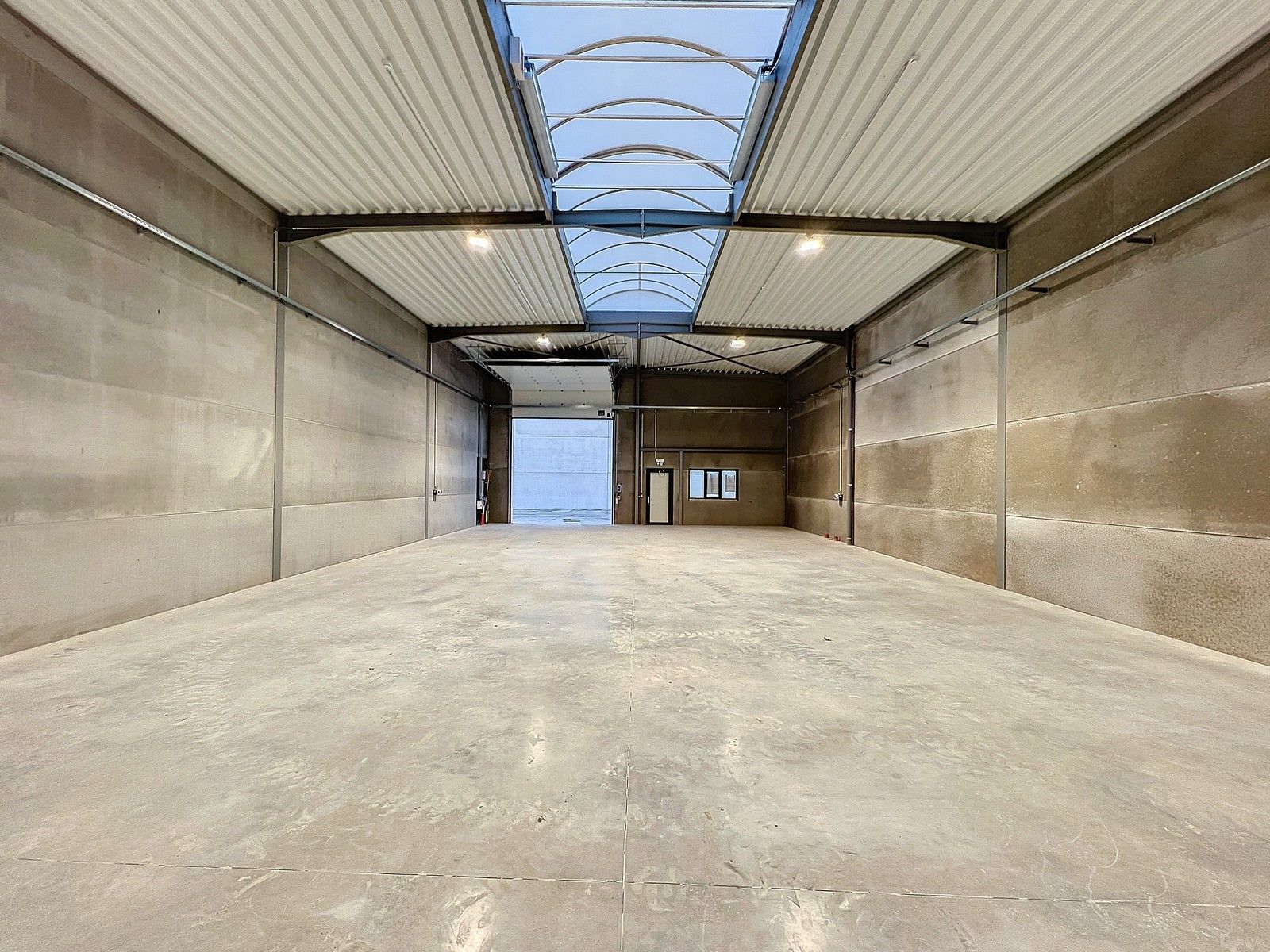 Kwalitatief en goed geïsoleerd NB MAGAZIJN (277m2), voorzien van elektrische sectionaalpoort, deur, raam (voor kantoor) en 2 private parkeerplaatsen op industriezone te Waregem. foto 5