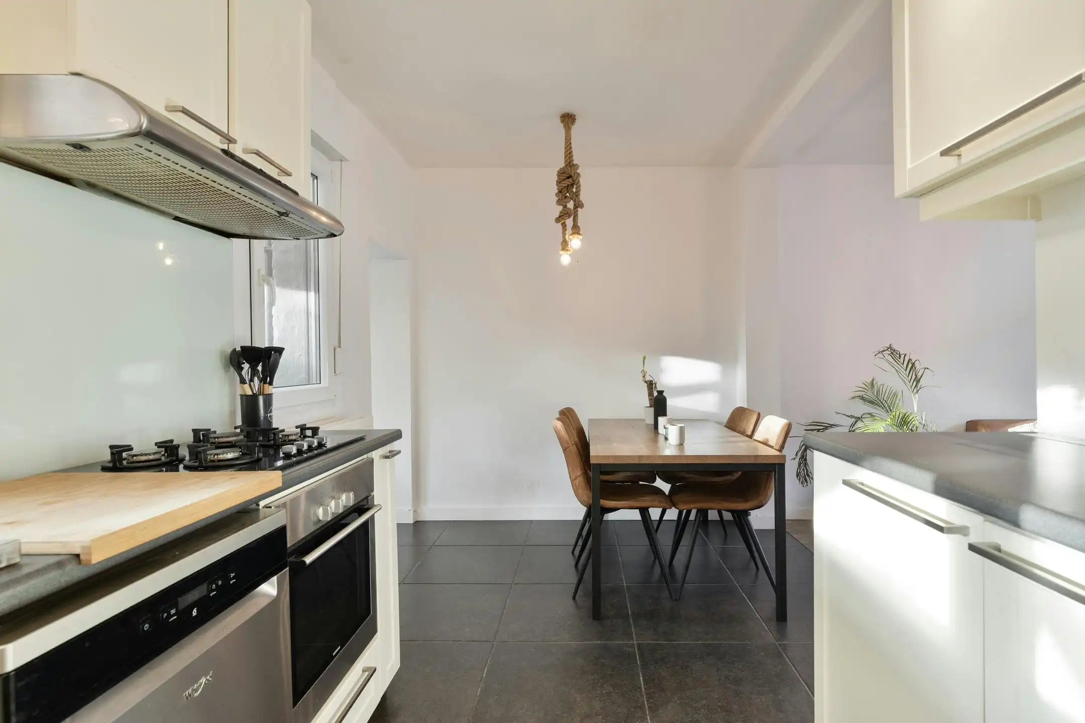 Volledig gerenoveerde woning met tuin te koop in Luchtbal!  foto 6